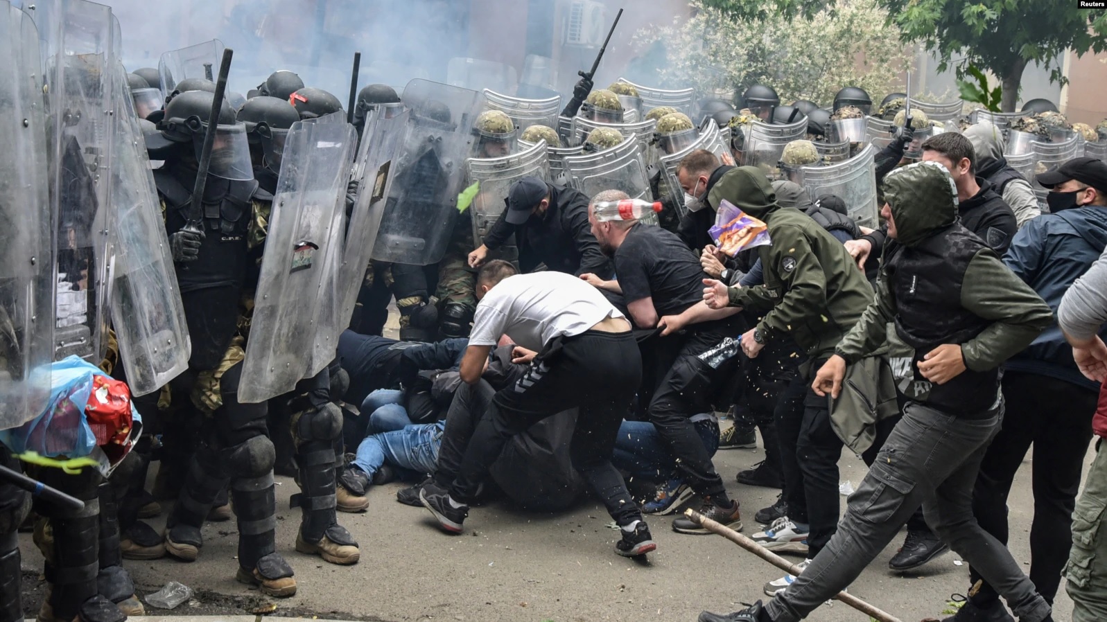 Protesta në Zveçan, policia: Sulm ndaj rendit kushtetues, 70-80 persona sulmuan zyrtarët tanë