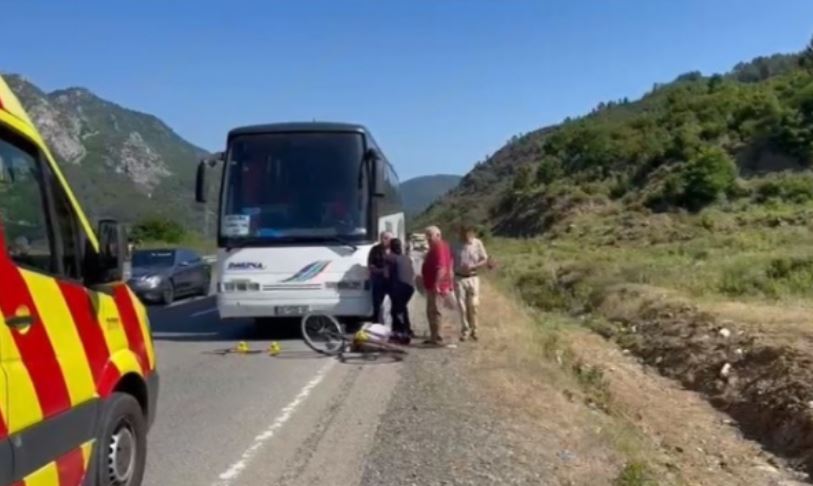Aksident i rëndë në Rrugën e Kombit: Autobusi me targa të Kosovës përplas për vdekje të moshuarin që lëvizte me biçikletë