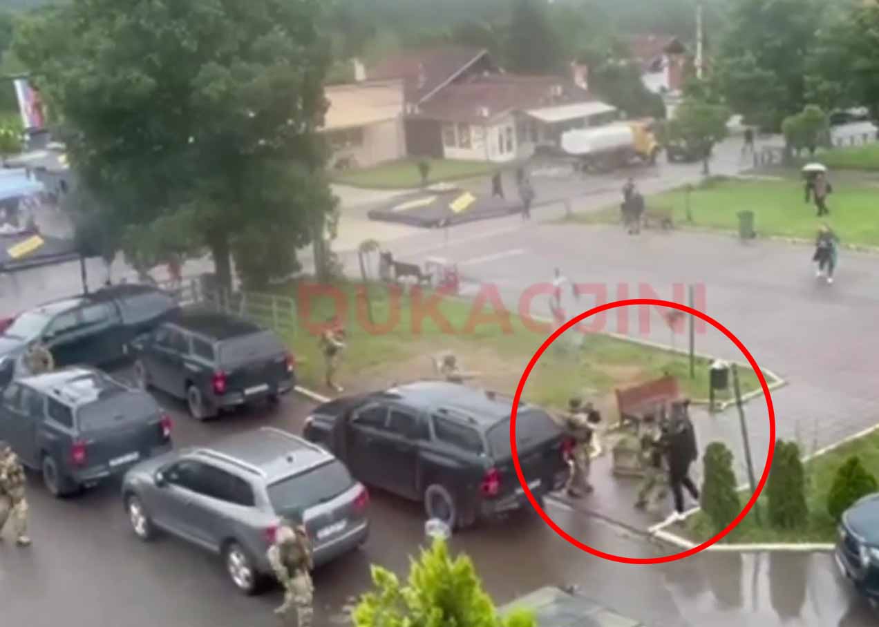 Pamje nga sulmi ndaj gazetarëve në Leposaviq. KFOR-i nuk u del në ndihmë, i pengon ata të largohen