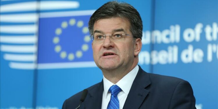 Lajçak thotë se ka informacione ku po mbahen tre policët