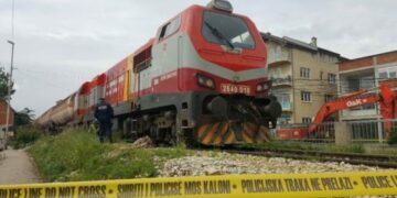 U godit nga treni, vdes një person në Klinë