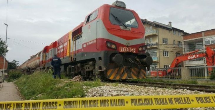 U godit nga treni, vdes një person në Klinë