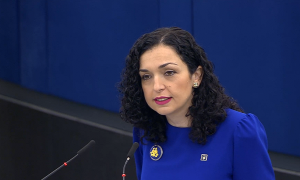 “Liri, pavarësi, demokraci”, Osmani e thotë në tri gjuhë frazën e Rugovës në Parlamentin Europian