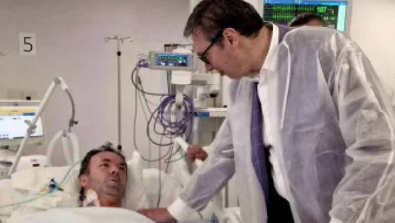 Vuçiq viziton një person në spital, propagandon se ai u plagos nga “policia e Kurtit” në Zveçan