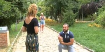 Momenti kur i dashuri i propozon për martesë gazetares gjatë transmetimit live