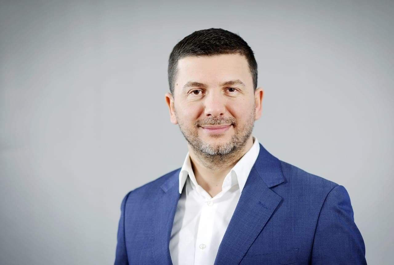 Memli Krasniqi: 76.8 % të qytetarëve nuk janë të kënaqur me drejtimin politik të Kosovës, zgjedhjet e parakohshme janë zgjidhje