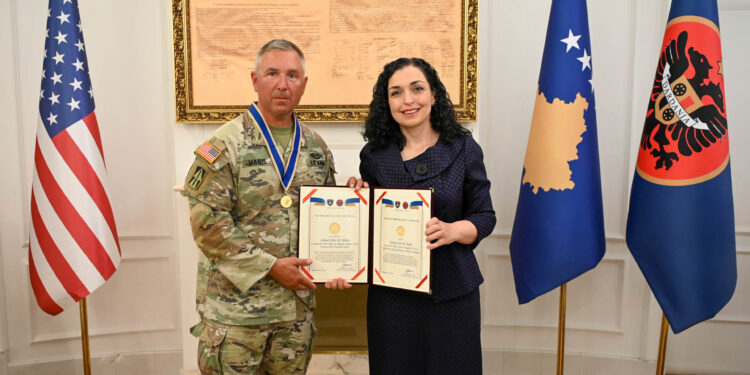 Osmani dekoron ushtarët amerikanë të KFOR-it me Medaljen Presidenciale Ushtarake: Marrëdhëniet me SHBA-të janë ekzistenciale