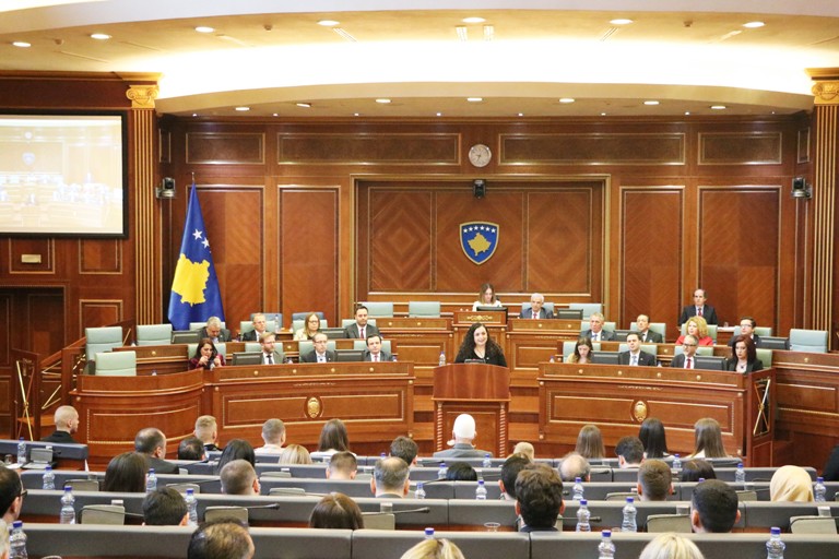 Vjosa Osmani për dhunën në Kuvend: Dëmi më i madh që mund t’i bëhet institucioneve