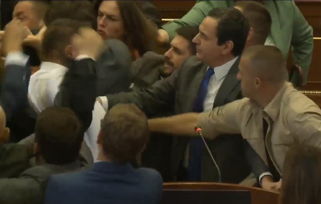 Shpërthen dhuna në Kuvendin e Kosovës, kryeministri Kurti gjuhet me ujë, sulmohen edhe deputetët