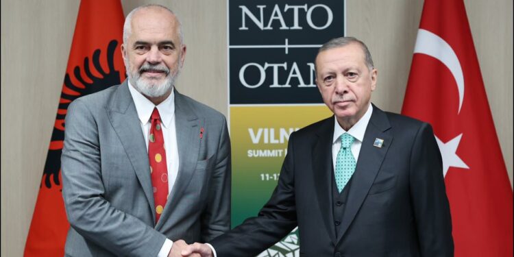 Rama takon Erdoganin gjatë samitit të NATO-s në Lituani, diskutojnë për veriun e Kosovës
