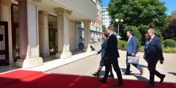 Lajçak arrin në Presidencë, nis takimin me Osmanin
