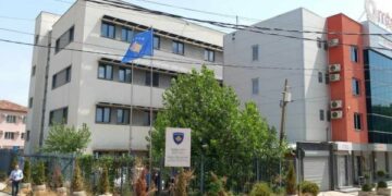 Vendosen dy flamuj të Kosovës në oborrin e Komunës në Mitrovicën e Veriut
