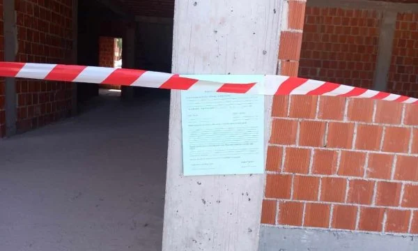 Erden Atiq njofton se janë ndëprerë punimet në objektet që s’i kanë përfillur procedurat ligjore