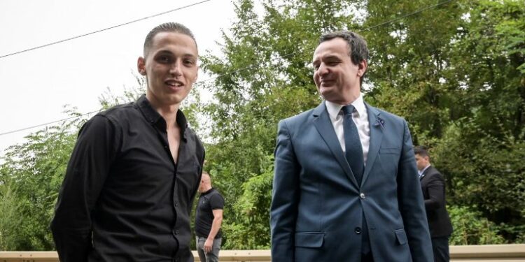Kurti për djalin e Enver Zymberit: Dëshira e tij për t’i ndjekur hapat e babait, shpresë se rinia jonë do t’i shërbejë vendit