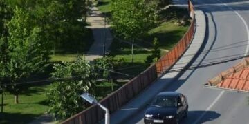 E rëndë: Personi që ra nga ura tek parku Solana në Mitrovicës është i moshës rreth 50 vjeçare, policia jep detaje