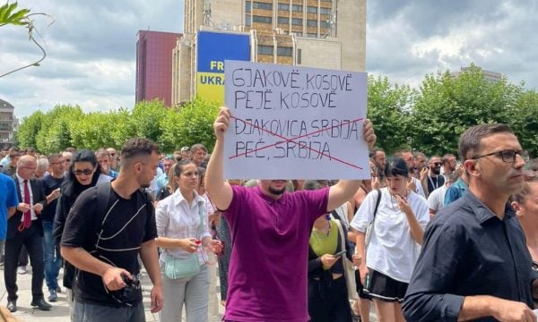 Dikush tentoi ta pengonte protestën e gazetarëve