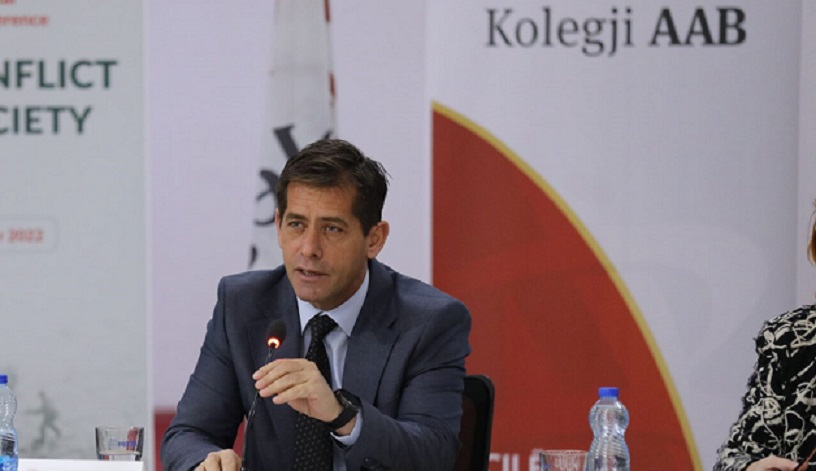 Rrahje, kërcënime dhe sharje të rënda- Zv/Rektori i AAB’së dyshohet se ushtroi dhunë ndaj bashkëshortes në sy të fëmijëve