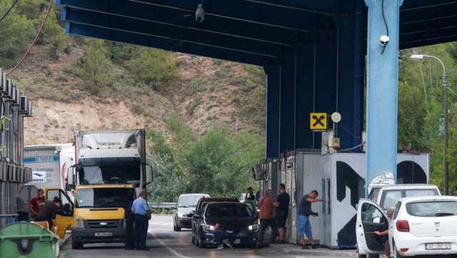 Motoristët serbë arrijnë në Jarinje, policia i kthen mbrapsht