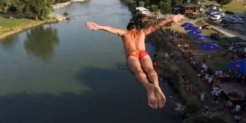 Reuters shkruan për garën e kërcimit nga Ura e Fshejt në Kosovë
