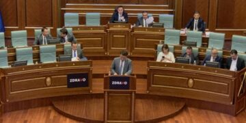 Pankarta “Zdravo” vendoset në foltoren e Kuvendit dhe pranë ulëses së Kurtit