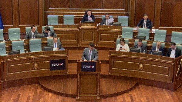 Pankarta “Zdravo” vendoset në foltoren e Kuvendit dhe pranë ulëses së Kurtit