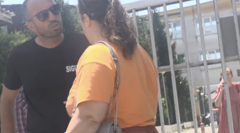“Bahesh për emergjencë. Nale kamerën mos ta thej për kry”, momenti kur sigurimi i spitalit të Gjakovës rrah gazetarët