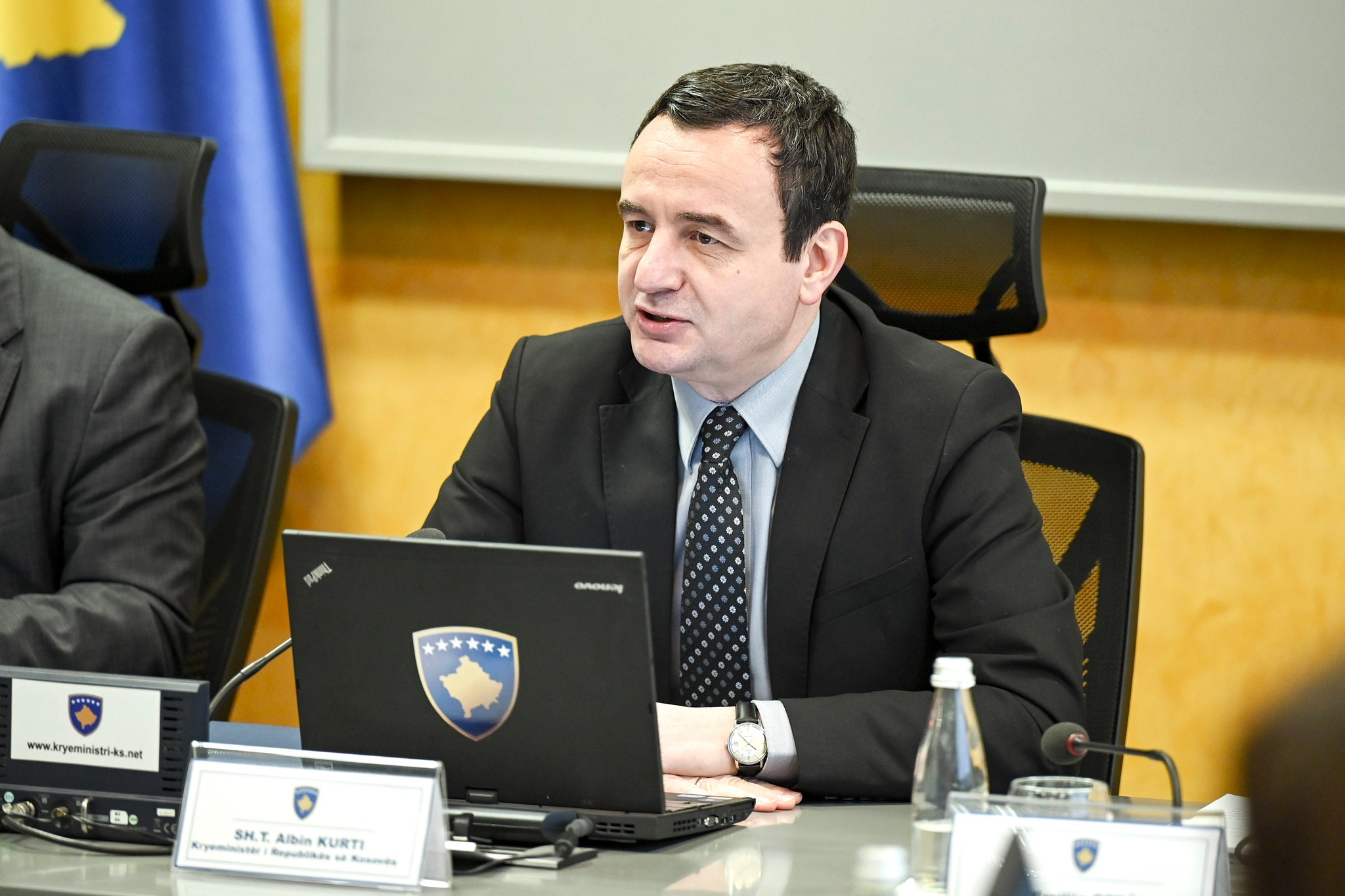 Reagon Kurti për rastin e Klan Kosova: Zbatimi i rregullave të regjistrimit, nuk kërcënon pluralizmin mediaktik!