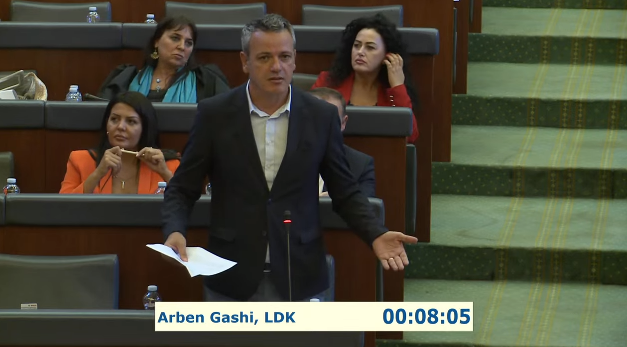 Gashi, shumicës: Në ora 16 prapë keni thirrë seancë të jashtëzakonshme, ku është jashtëzakonshmëria?