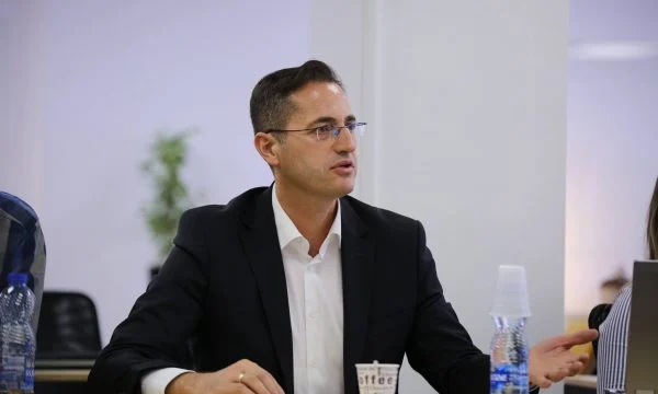Profesori i UP’së mbështet vendimin e Këshillit Drejtues: Tani garojmë me institucionet private për 21 mijë maturantët