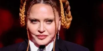Madonna ndihet me fat që është gjallë pas shtrimit në spital