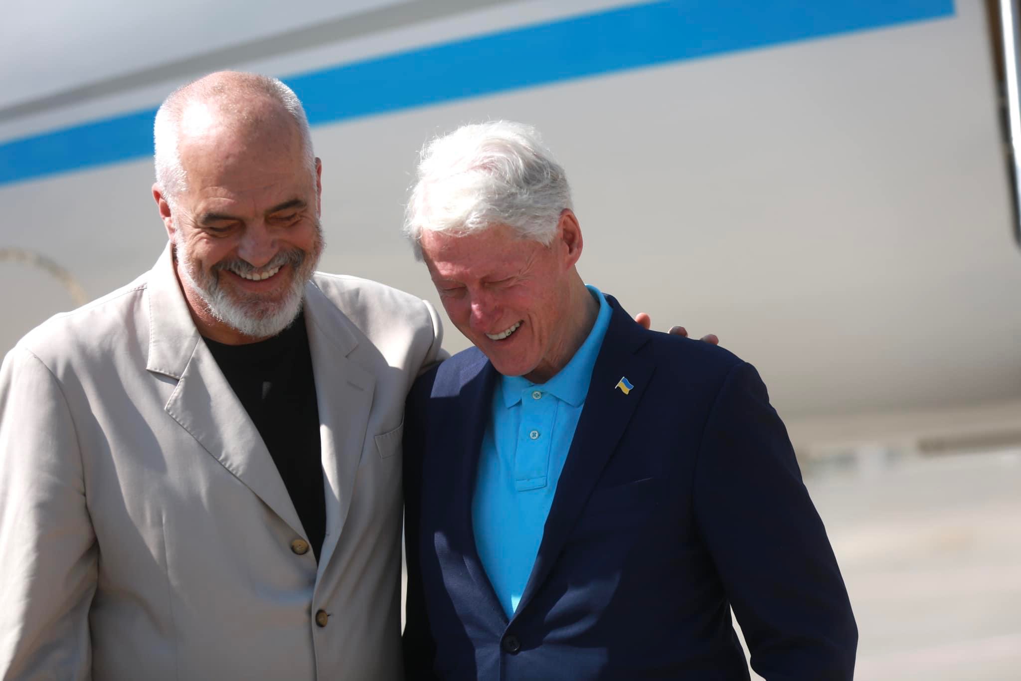 Bill Clinton mbërrin në Shqipëri, mirëpritet nga kryeministri Rama