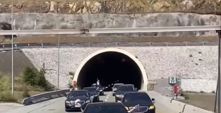 Dasmorët pushtojnë tunelin e Kalimashit, dhjetëra vetura në autostradë