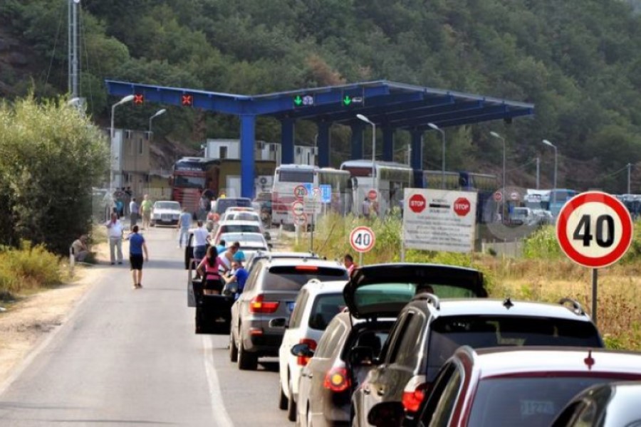 Mbi një orë pritje tek Dheu i Bardhë