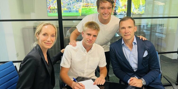 Djali i Shevchenkos nënshkruan me skuadrën angleze, babai i tij po lakohet si selektor i mundshëm i Kosovës