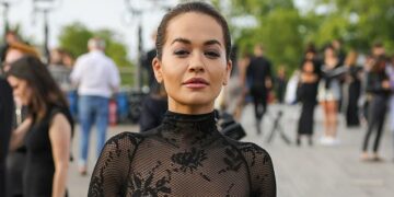 Rita Ora me dukje +16 në Javën e Modës në Paris