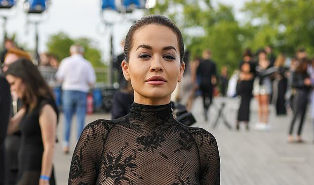 Rita Ora me dukje +16 në Javën e Modës në Paris