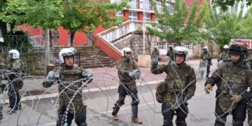 EKSKLUZIVE: KFOR-i nuk ka hequr rrethojat tek komuna e Zveçanit, i tërhoqi pak mbrapa për ta liruar hyrjen e një shkolle