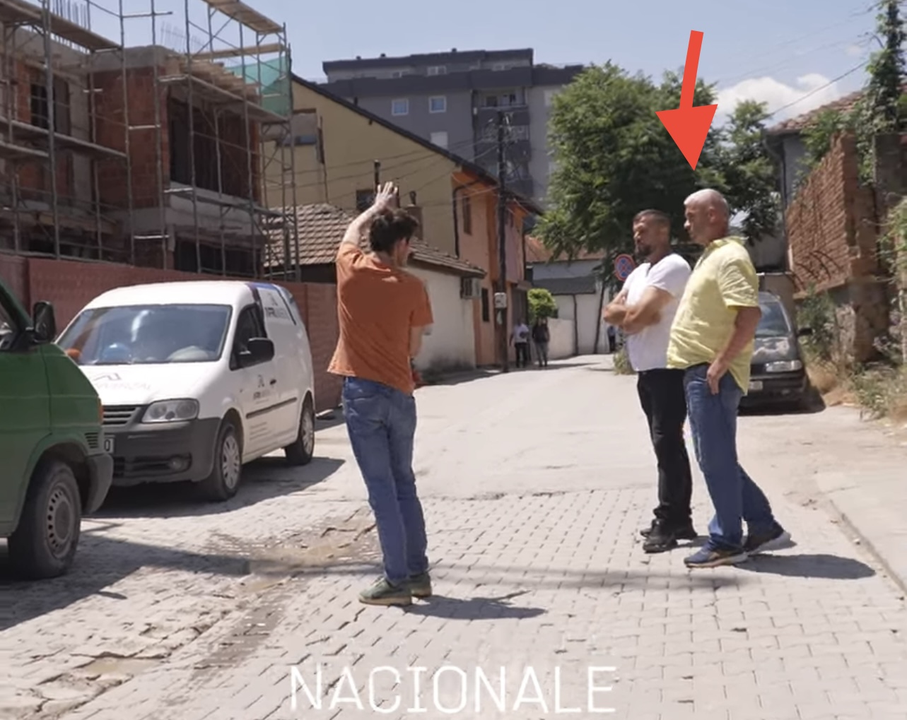“Pa leje s’ki drejt me inçizu”, pronari i “Afri Universal”, Shaqir Osmanaj, pengon gazetarin që po raportonte për objektin banesor që ua çau shtëpitë banorëve përreth