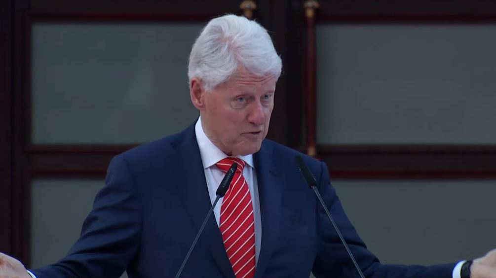 Clinton për situatën në veri: Marrëzi që duhet ndalur, nuk avansohen politikat me tension
