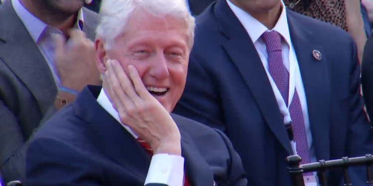 “Faleminderit Bill!” të rinjtë nga Kosova surprizojnë ish-Presidentin Clinton në Tiranë
