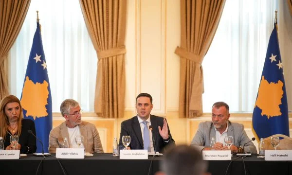 Abdixhiku shkruan për takimin që kishte me gazetarë dhe opinionistë