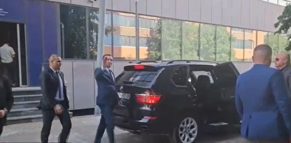 I ndante vetëm një godinë, ja si reagon Kurti kur pyetet nëse do e takojë Ramën në Prishtinë