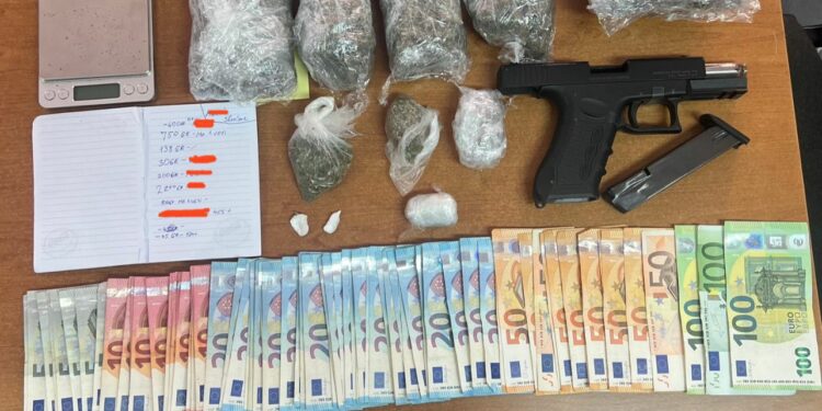 Njësia e antidrogë e Prishtinës po e lufton fuqishëm drogën: Arreston tre person, konfiskon narkotikë, armë e para
