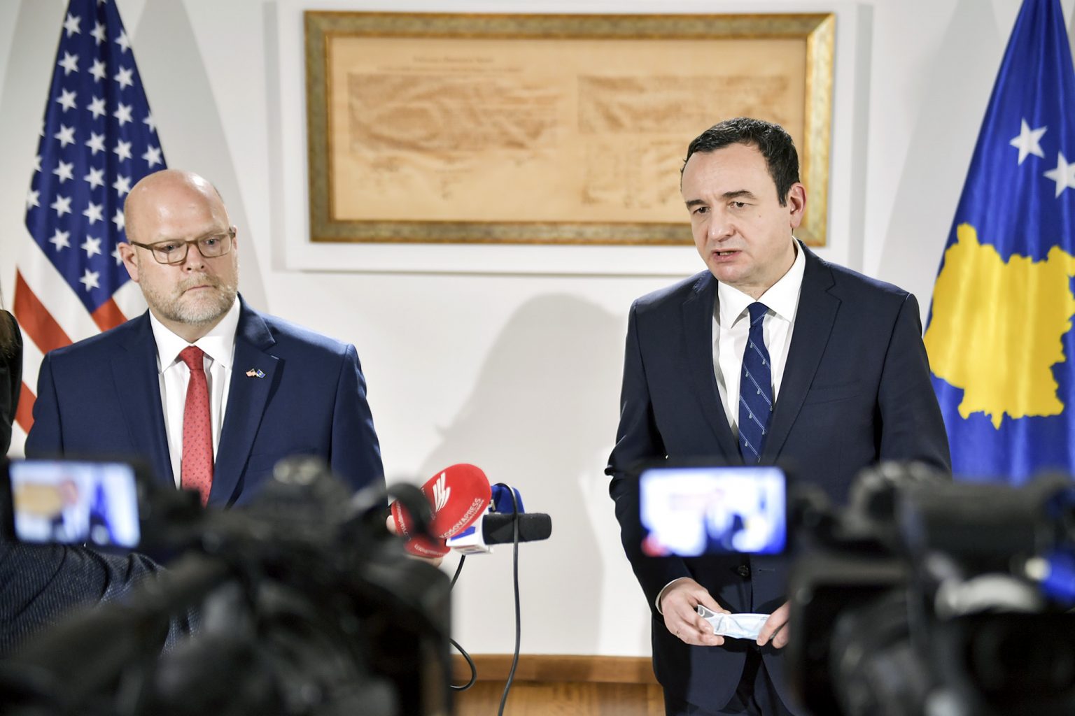 Ambasadori amerikan flet pas takimit me Kurtin (DETAJE)