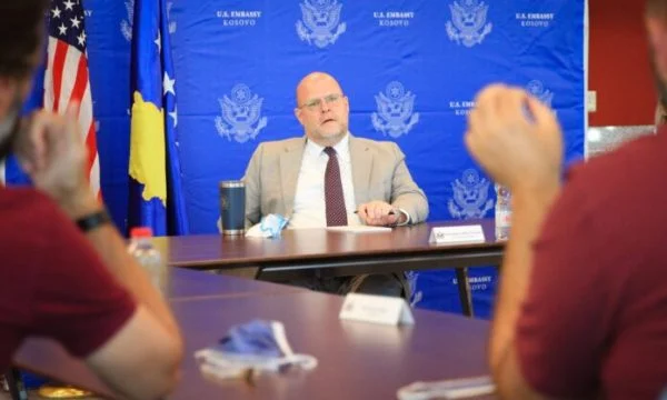 “Biseda 2-3 minutëshe me Radojiçiq”, Hovenier: I takon Qeverisë të vendos si i trajton njerëzit e sanksionuar nga partnerët