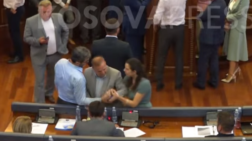 Rrustemi provon të flasë, deputeti i PDK ia shkyç mikrofonin