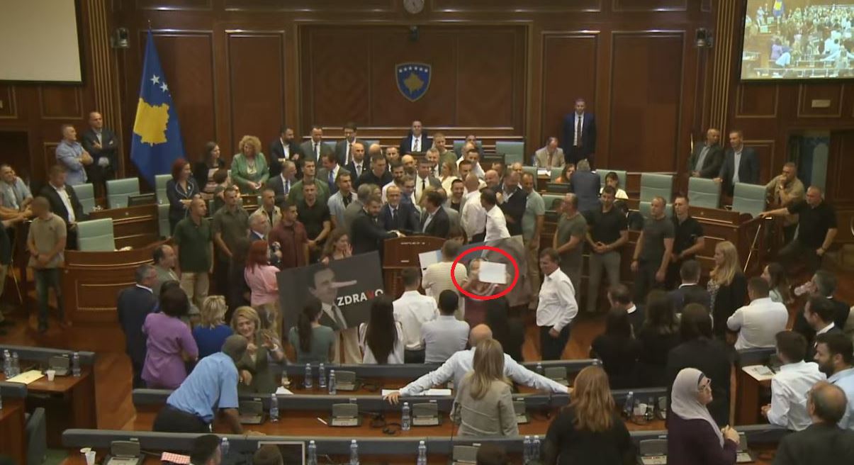 Përleshja e re, Adriana Matoshi me letër sfilon në kuvend: “Round 2”