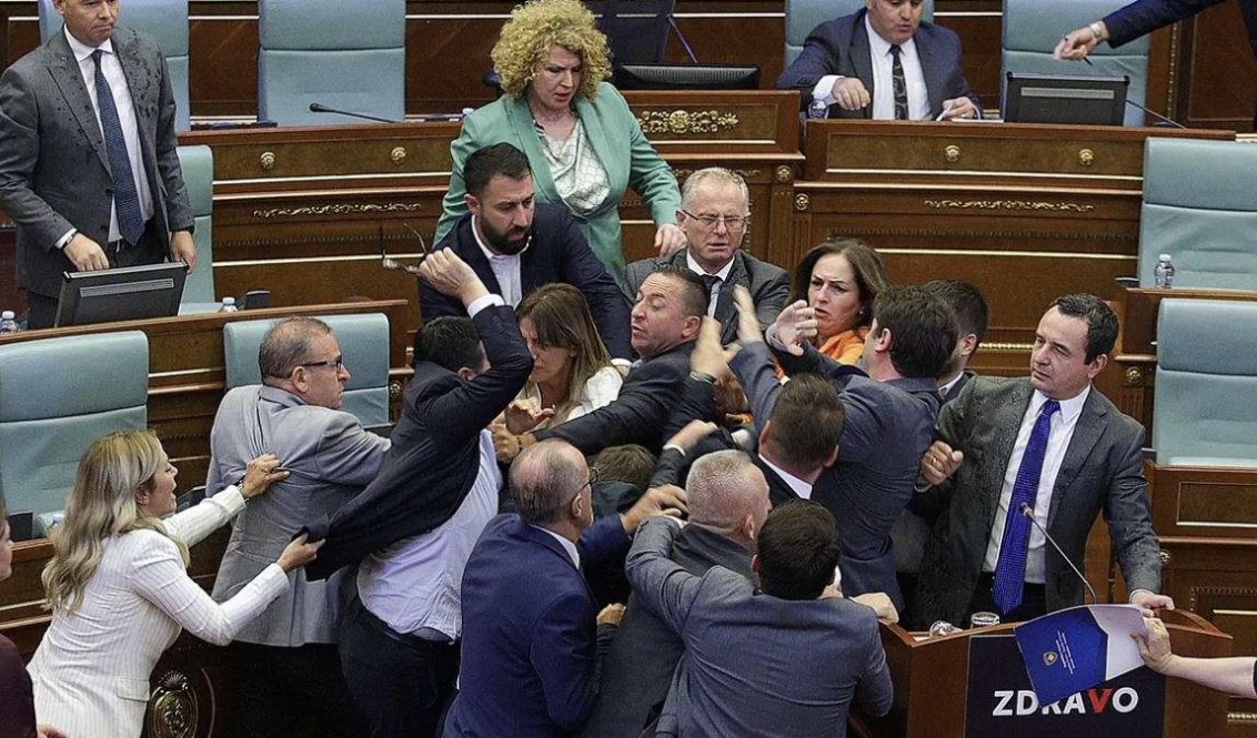 BE-ja e dënon dhunën e përdorur në Kuvend