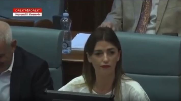 Haxhiu, opozitës përmes gjesteve: Mshelne gojën