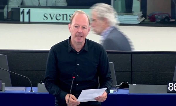 Eurodeputeti gjerman shpërndan pamjet e dhunës në Kuvend: Në prill ua miratuam heqjen e vizave